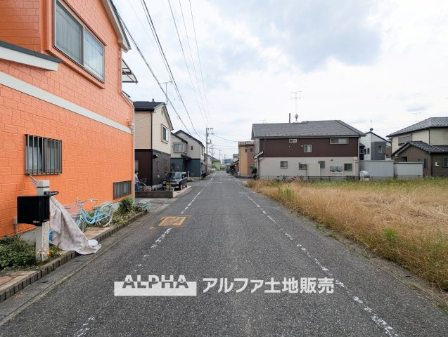 青梅市新町7丁目　中古戸建の前面道路含む現地写真|【Open Approach】
◆前面道路約6m◆西側の公道約6mに接した住まい。道路幅が確保されているため、車での外出や帰宅時にも使いやすい住環境です。