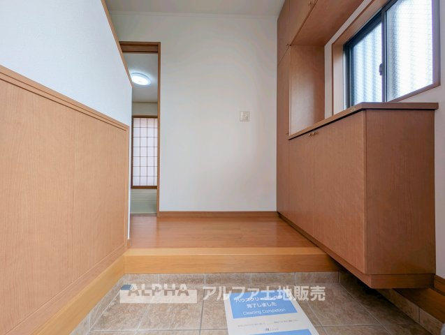青梅市新町7丁目　中古戸建の玄関|【Welcome Home】◆住まいの入口をすっきりと◆
玄関には下駄箱を備え、家族の靴を整理しやすい設計。住まいの第一印象を整えやすい空間です。