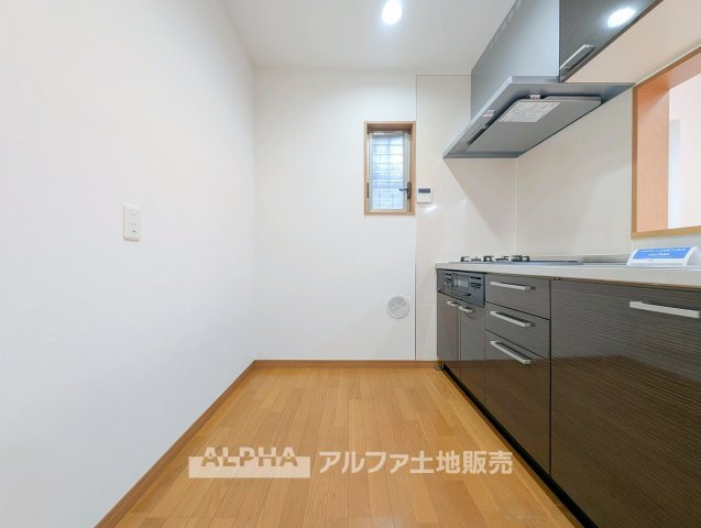 青梅市新町7丁目　中古戸建のキッチン|【Kitchen Space】◆家事動線を考えたキッチン◆
LDKの一角に配置されたキッチン。調理から配膳まで動きやすく、毎日の料理を進めやすい空間です。