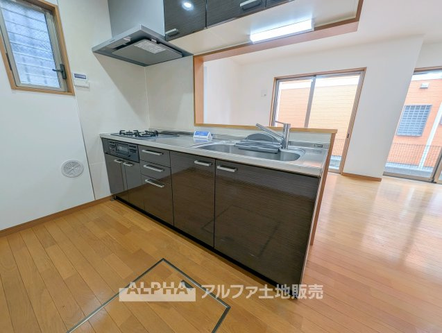 青梅市新町7丁目　中古戸建のキッチン|【Cooking Time】◆毎日の料理を楽しむキッチン◆
LDKとつながるキッチンスペース。家族の気配を身近に感じながら、毎日の調理を進められる配置です。