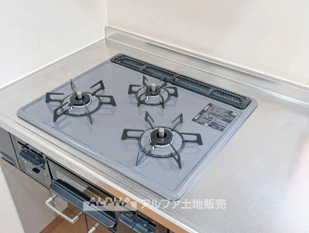 青梅市新町7丁目　中古戸建のキッチン|【Gas Cooktop】◆コンロ新品交換◆
リフォームでコンロを新品交換。火力を確認しながら調理でき、毎日の料理に使いやすい設備です。