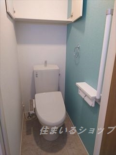 カーサ・グランデ　Ａのトイレ|シャワートイレ・収納棚あり