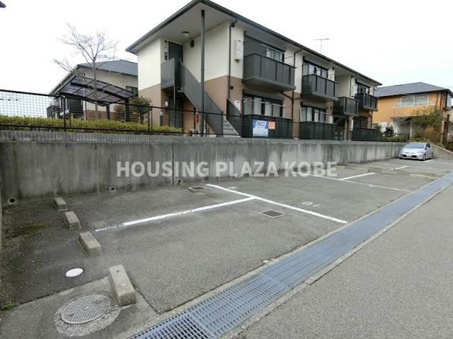 ディアス離宮山手Ｂの駐車場