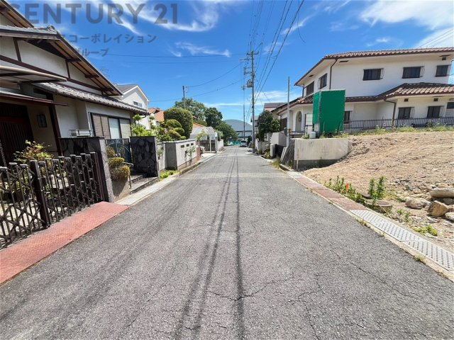 接面の道路幅は約6ｍ幅あり駐車がスムーズに行えます。