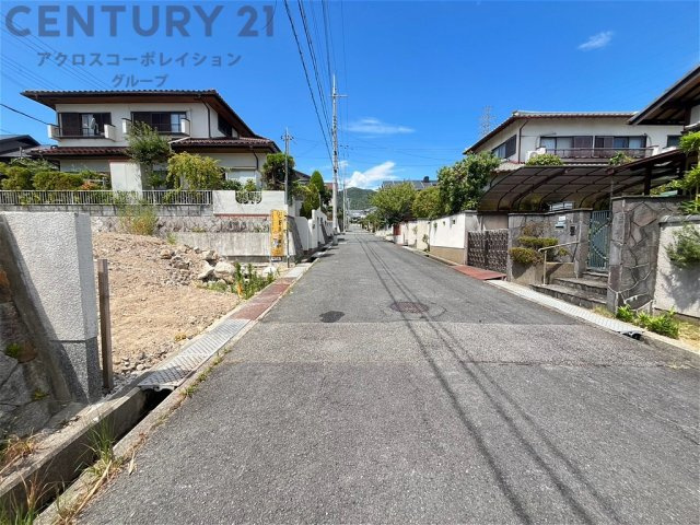 【施工例写真】
大きな窓から明るい光が差し込む、開放感あふれるLDK。ナチュラルな木目の床が温もりを演出し、家族団らんの時間を心地よく過ごせるゆとりある住空間です。