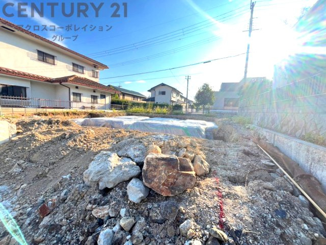 【施工例写真】
家族との会話を楽しみながら料理ができる対面式キッチン。収納力も豊富で、調理スペースを広く使える機能的な設計。明るく清潔感のある空間で、毎日のお料理や家事も快適に楽しめます。