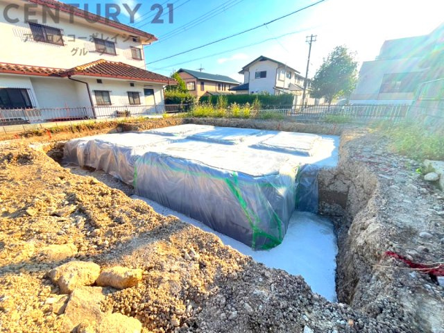 【施工例写真】
3口コンロで複数の調理を同時に進められる使い勝手の良いキッチン。グリルも備え、毎日のお料理を快適にサポート。お手入れしやすいすっきりとしたデザインも魅力です。