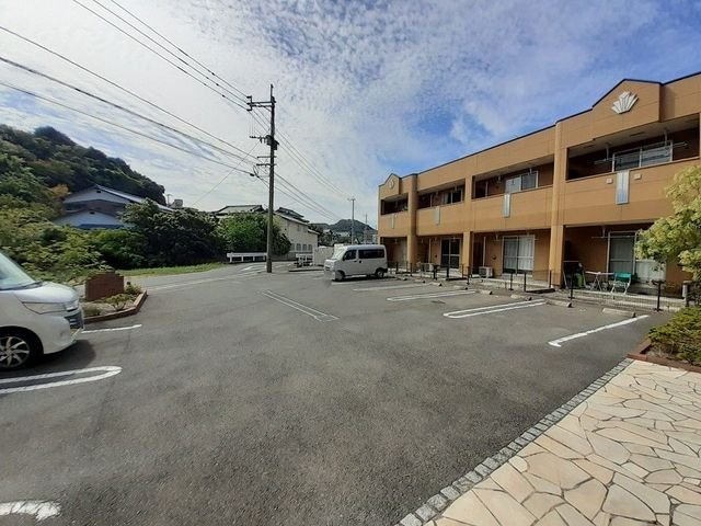 ファミール　メゾンの駐車場