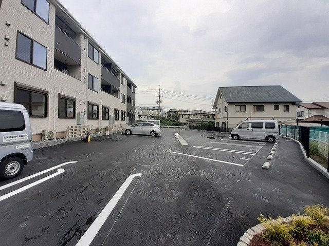 ドルチェ八幡西の駐車場