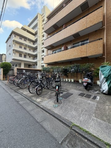 ライオンズマンション新中野の駐輪場