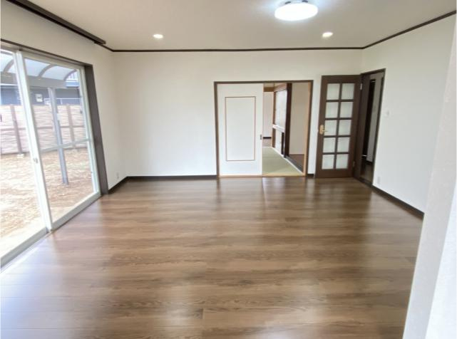 【居間・リビング】 | 阿見町中央4丁目　中古戸建 | 家族の集まるLDKは広々22.5帖！贅沢な空間を演出！