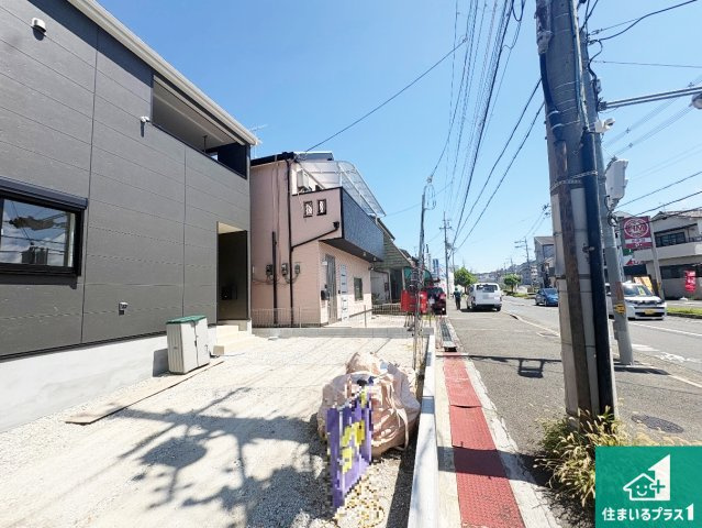 ■枚方市野村北町　第3期　新築一戸建ての前面道路含む現地写真|周辺は閑静な住宅街！前面道路広々で車の出し入れも便利です。駐車が苦手な方でも安心して車庫入れできます！