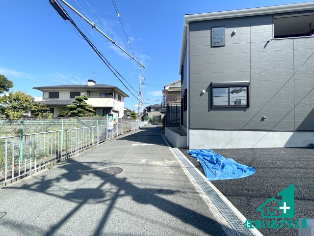 ■枚方市野村北町　第3期　新築一戸建ての前面道路含む現地写真|周辺は閑静な住宅街！前面道路広々で車の出し入れも便利です。駐車が苦手な方でも安心して車庫入れできます！