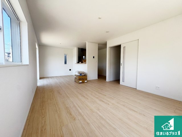 ■枚方市野村北町　第3期　新築一戸建ての居間・リビング|日当たり良好の明るいリビングで朝の目覚めもスッキリできそう！対面キッチンでご家族のコミュニケーションも自然と増える設計！小さなお子様が遊ぶスペースを作っても広々とくつろげるLDK！