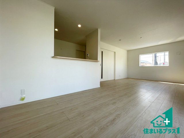 ■枚方市野村北町　第3期　新築一戸建ての居間・リビング|日当たり良好の明るいリビングで朝の目覚めもスッキリできそう！対面キッチンでご家族のコミュニケーションも自然と増える設計！小さなお子様が遊ぶスペースを作っても広々とくつろげるLDK！