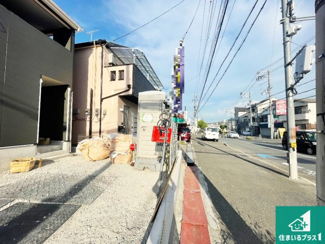 枚方市野村北町　第3期　新築一戸建ての前面道路含む現地写真|周辺は閑静な住宅街です。前面道路もしっかりと有りますので車の出し入れも安心ですよ！