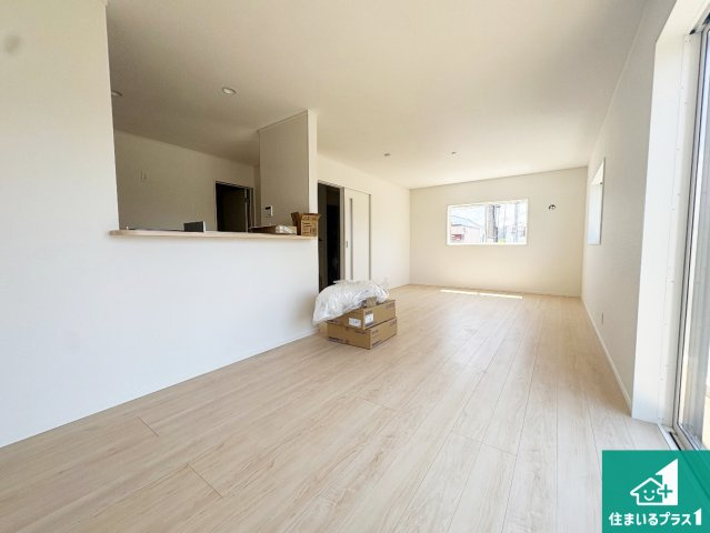 ■枚方市野村北町　第3期　新築一戸建ての居間・リビング|明るいリビングで朝の目覚めもスッキリできそう！対面キッチンでご家族のコミュニケーションも自然と増える設計！小さなお子様が遊ぶスペースを作っても広々とくつろげるLDK！