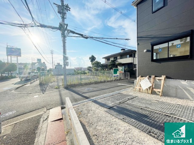 枚方市野村北町　第3期　新築一戸建ての前面道路含む現地写真|周辺は落ち着いた街並みの住宅地！子育てがしやすい住環境です！まだ未完成ですが、現地でしかわからない事もございます。是非一度ご覧ください。