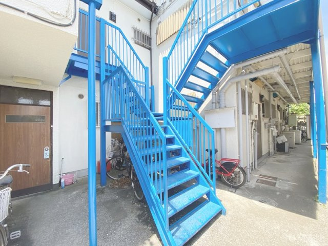 コーポ長嶺のその他共用部分|こちらの階段から２階へ☆