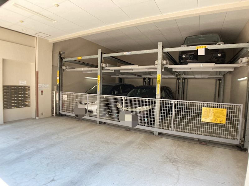 アシュランス新町の駐車場