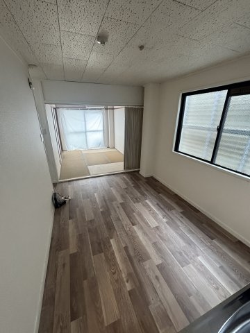 東園田マンション（東園田町5丁目）の居間・リビング