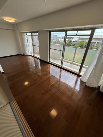芦屋市大東町の賃貸マンションの居間・リビング