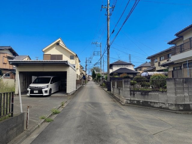 北本市北本4丁目売地の周辺|周辺の街並み写真です。閑静な住宅街が広がる緑豊かな住環境。前道の道幅も確保されており、落ち着いた暮らしが叶うロケーションです。