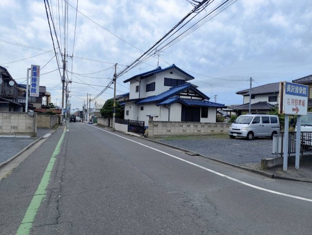 北本市北本4丁目売地の周辺|周辺環境の写真です。前面道路は舗装されており、お車の出し入れやすれ違いもスムーズに行えます。落ち着いた住環境で穏やかに暮らせます。