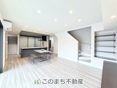 【居間・リビング】 | タマタウン堀米町 | 窓が多く明るいリビングスペース☆ご家族の団らんを明るい日差しがが照らします☆