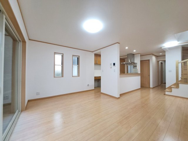 【居間・リビング】 | 西東京市緑町2丁目　中古一戸建住宅　（保谷店） | 暮らしの中心となるリビングは、ご家族で心地良く過ごせる空間に。
