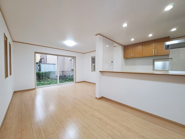 【居間・リビング】 | 西東京市緑町2丁目　中古一戸建住宅　（保谷店） | 3面採光のため陽当り・通風良好。ゆったりとくつろげるなごみのリビング。
