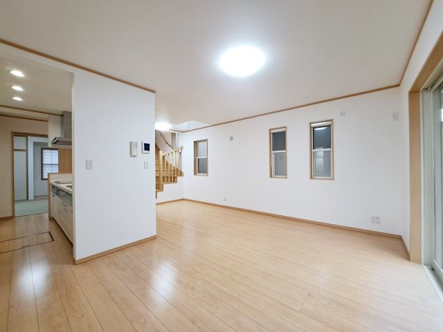 【居間・リビング】 | 西東京市緑町2丁目　中古一戸建住宅　（保谷店） | 広々としたリビングはソファーなどの家具もラクラク置くことができます。