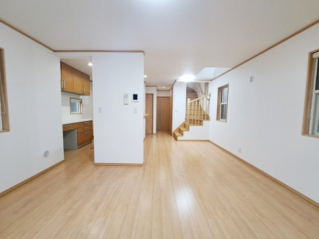 【居間・リビング】 | 西東京市緑町2丁目　中古一戸建住宅　（保谷店） | 開放的な空間でゆったりとやすらぎに包まれた時をお過ごしください。
