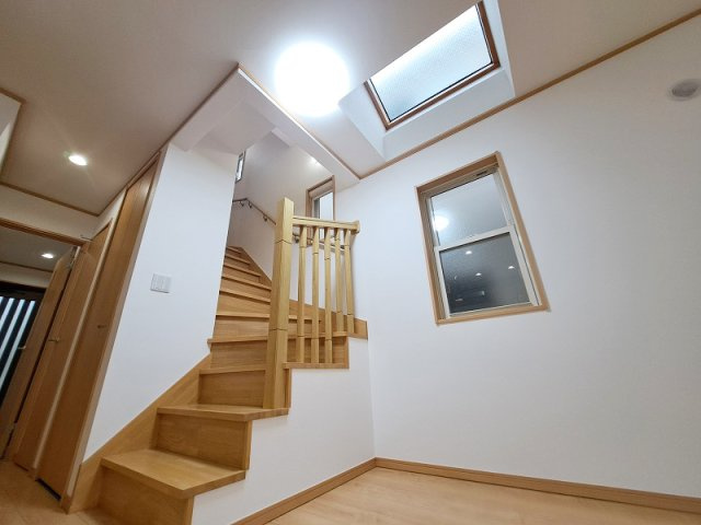【居間・リビング】 | 西東京市緑町2丁目　中古一戸建住宅　（保谷店） | 自然光が入り明るく心地よい空間。リビングイン階段採用しており、ご家族と顔を合わせる機会も増えます。