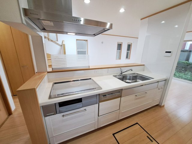 【キッチン】 | 西東京市緑町2丁目　中古一戸建住宅　（保谷店） | 複数人での作業や配膳・後片付けがしやすいアイランドキッチン。