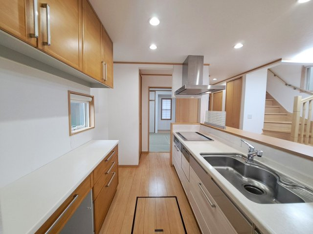 【キッチン】 | 西東京市緑町2丁目　中古一戸建住宅　（保谷店） | 収納棚が設置されており、食器や調理器具もスッキリと片付きやすいです。
