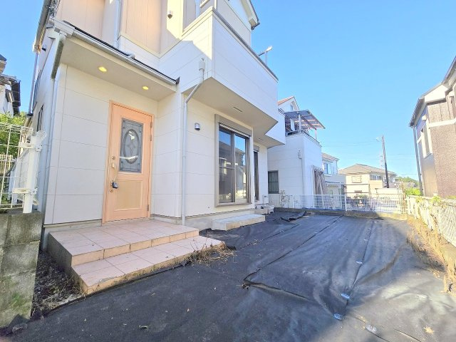 青梅市谷野の中古一戸建の前面道路含む現地写真