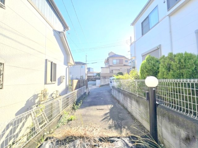 青梅市谷野の中古一戸建の前面道路含む現地写真