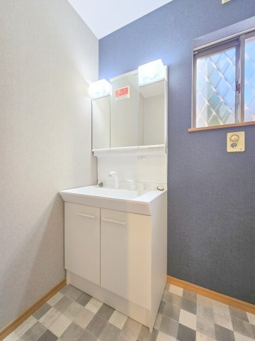 青梅市谷野の中古一戸建の独立洗面台