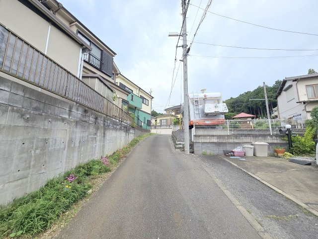 青梅市谷野の中古一戸建の前面道路含む現地写真