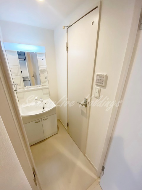 藤沢市片瀬の賃貸マンションの洗面所|明るい洗面所です