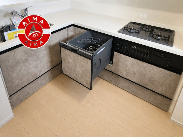 福岡市東区多の津5丁目第1-5棟（4号棟）の内観：施工例|ご家族を近くに感じられる対面キッチンのLDK。会話もはずみそうですね。