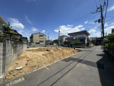 【前面道路含む現地写真】 | Livele Garden.S堺東区日置荘原寺町　2号棟 | 南西角地を含む南向きの2区画！風通し良く、陽当たりも良好な夢のマイホームが実現します。（2026年8月11日撮影）
