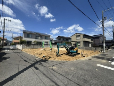 【前面道路含む現地写真】 | Livele Garden.S堺東区日置荘原寺町　2号棟 | 前面道路は南側幅員約4.0m。駐車スペースは並列2台分あり(車種による)、お車の出し入れもスムーズに行えそうです！（2026年8月11日撮影）
