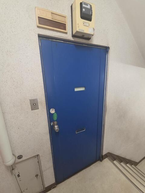 ヒヨシビルの玄関