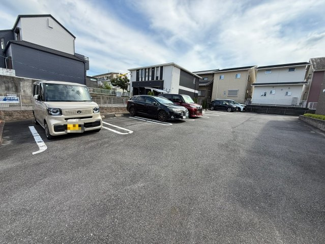アステリアの駐車場