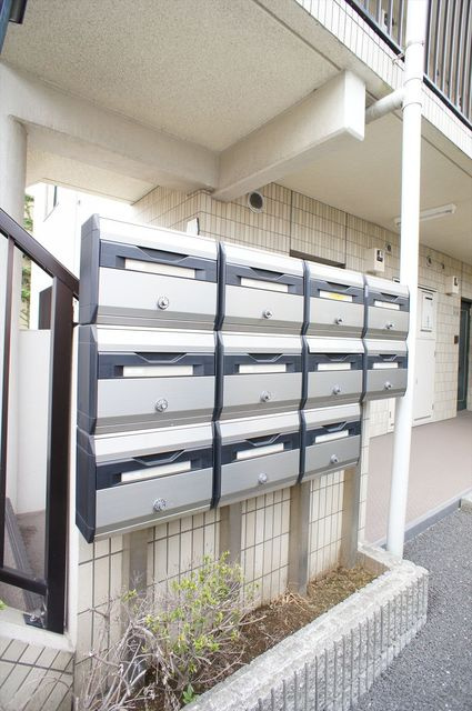 サワークレストのエントランス|集合郵便受けあり