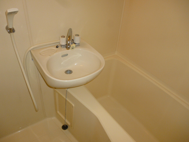 お風呂とトイレが別々です。シャワーも付いています♪