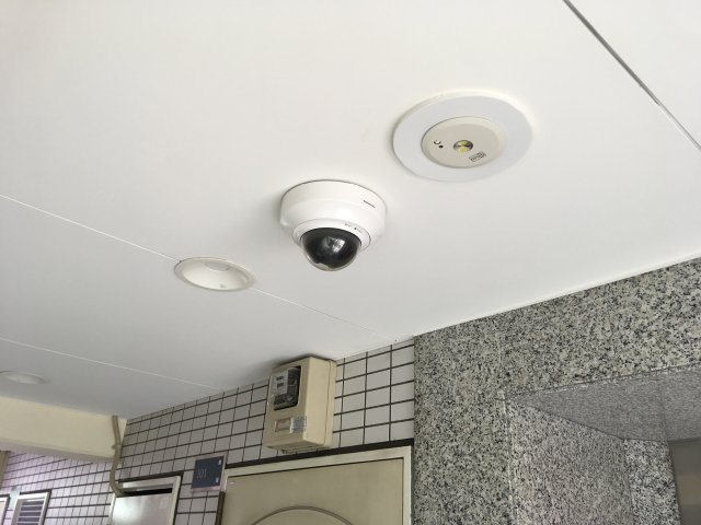 エントランスに防犯カメラがあり安心です♪