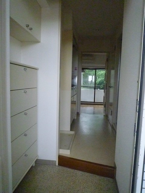 シューズボックスと室内洗濯機置き場です♪